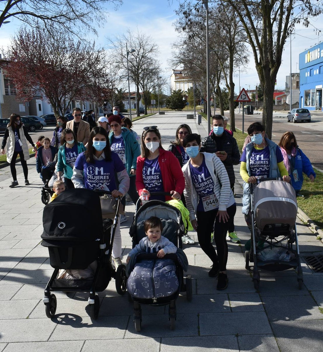 El pasado sábado 5 de marzo Miajadas acogió con antelación su tradicional marcha por el Día Internacional de la mujer, 8 M, en la que miajadeños y miajadeñas marcaron juntos el camino por la igualdad entre hombres y mujeres. Tras la marcha participaron en una Master Class de Zumba y entraron en el sorteo de una bicicleta, cuya ganadora fue Beatriz Barquilla. 