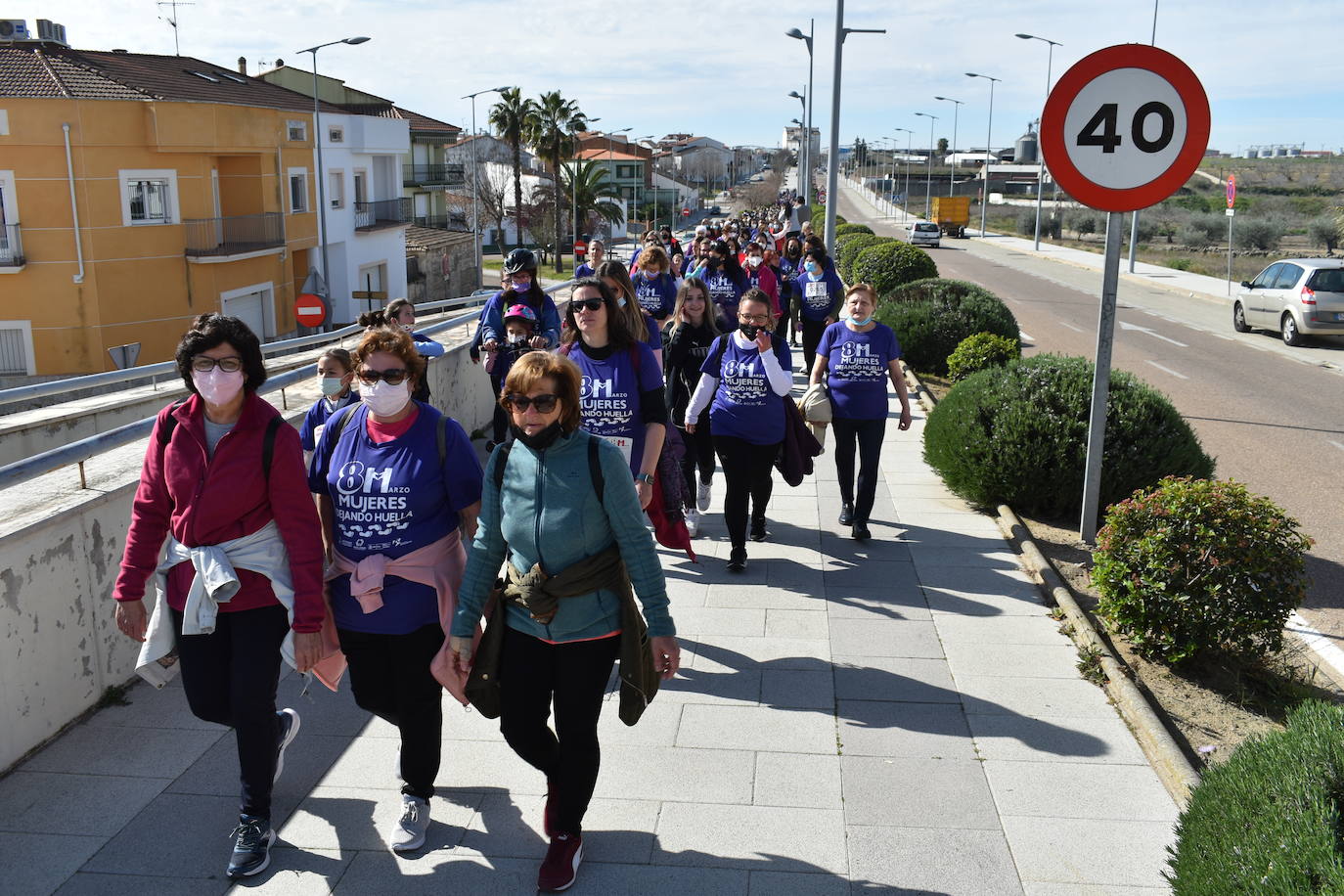 El pasado sábado 5 de marzo Miajadas acogió con antelación su tradicional marcha por el Día Internacional de la mujer, 8 M, en la que miajadeños y miajadeñas marcaron juntos el camino por la igualdad entre hombres y mujeres. Tras la marcha participaron en una Master Class de Zumba y entraron en el sorteo de una bicicleta, cuya ganadora fue Beatriz Barquilla. 