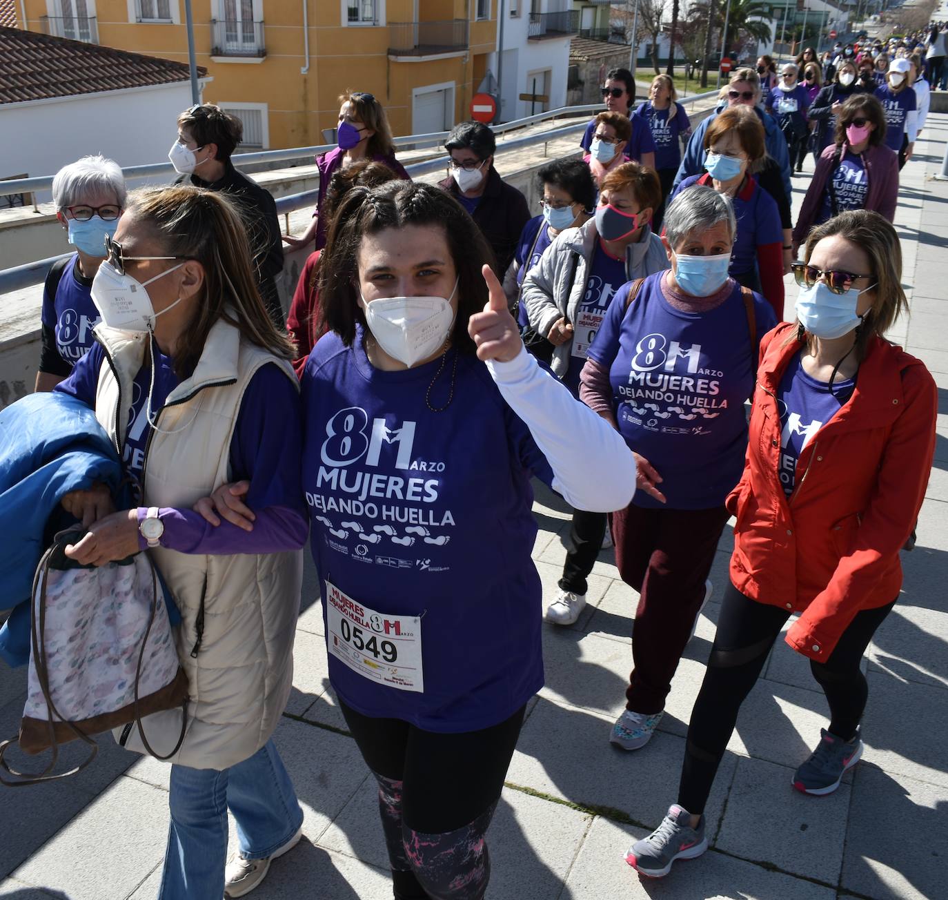 El pasado sábado 5 de marzo Miajadas acogió con antelación su tradicional marcha por el Día Internacional de la mujer, 8 M, en la que miajadeños y miajadeñas marcaron juntos el camino por la igualdad entre hombres y mujeres. Tras la marcha participaron en una Master Class de Zumba y entraron en el sorteo de una bicicleta, cuya ganadora fue Beatriz Barquilla. 