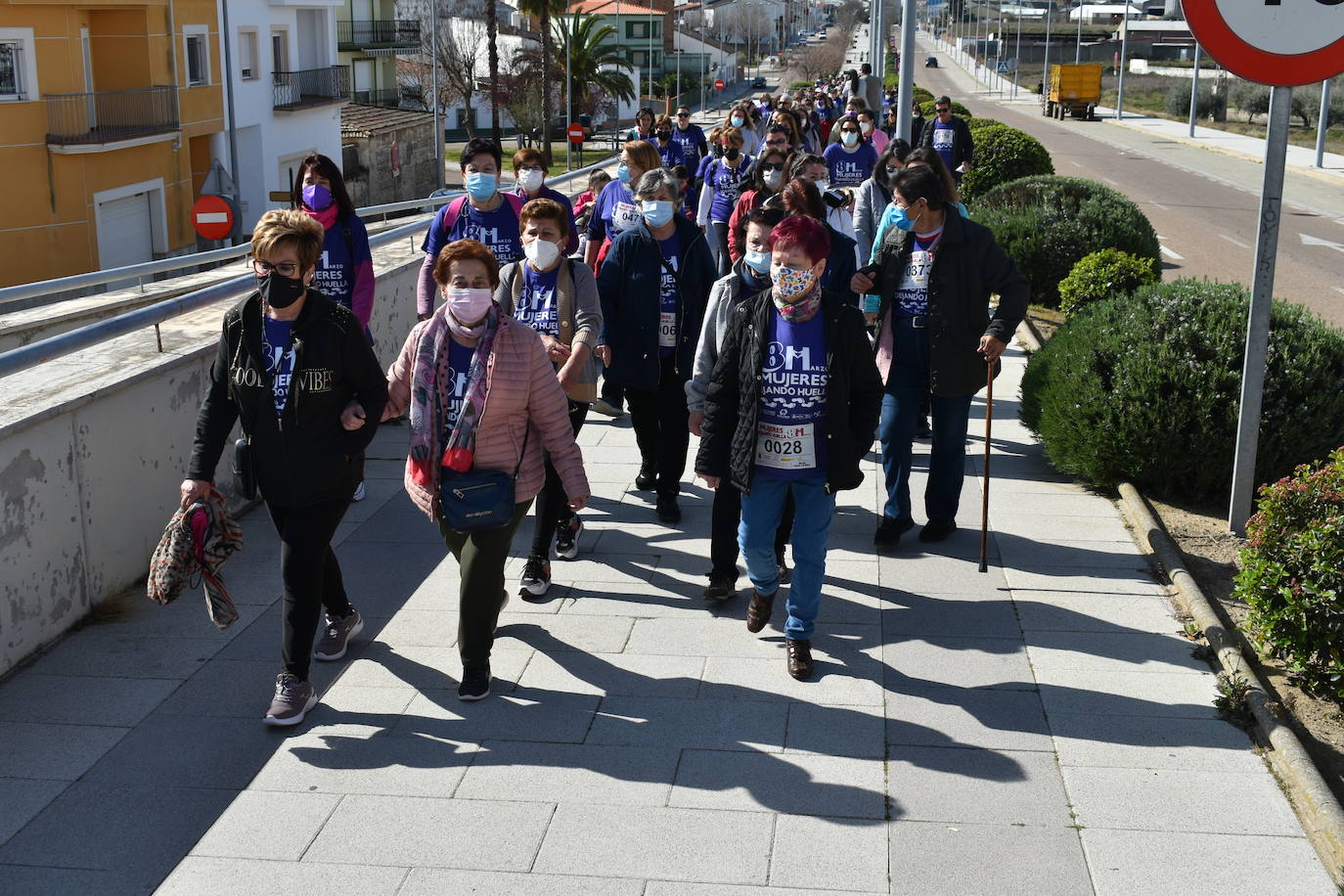 El pasado sábado 5 de marzo Miajadas acogió con antelación su tradicional marcha por el Día Internacional de la mujer, 8 M, en la que miajadeños y miajadeñas marcaron juntos el camino por la igualdad entre hombres y mujeres. Tras la marcha participaron en una Master Class de Zumba y entraron en el sorteo de una bicicleta, cuya ganadora fue Beatriz Barquilla. 