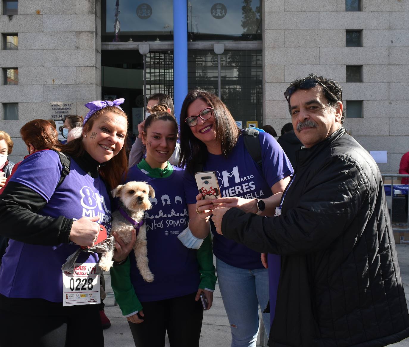 El pasado sábado 5 de marzo Miajadas acogió con antelación su tradicional marcha por el Día Internacional de la mujer, 8 M, en la que miajadeños y miajadeñas marcaron juntos el camino por la igualdad entre hombres y mujeres. Tras la marcha participaron en una Master Class de Zumba y entraron en el sorteo de una bicicleta, cuya ganadora fue Beatriz Barquilla. 