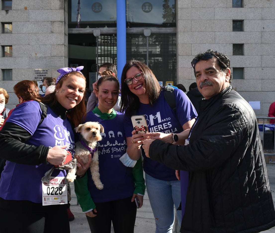 El pasado sábado 5 de marzo Miajadas acogió con antelación su tradicional marcha por el Día Internacional de la mujer, 8 M, en la que miajadeños y miajadeñas marcaron juntos el camino por la igualdad entre hombres y mujeres. Tras la marcha participaron en una Master Class de Zumba y entraron en el sorteo de una bicicleta, cuya ganadora fue Beatriz Barquilla. 