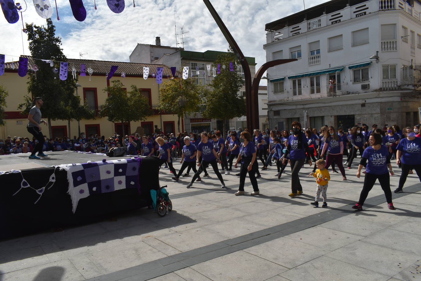 El pasado sábado 5 de marzo Miajadas acogió con antelación su tradicional marcha por el Día Internacional de la mujer, 8 M, en la que miajadeños y miajadeñas marcaron juntos el camino por la igualdad entre hombres y mujeres. Tras la marcha participaron en una Master Class de Zumba y entraron en el sorteo de una bicicleta, cuya ganadora fue Beatriz Barquilla. 