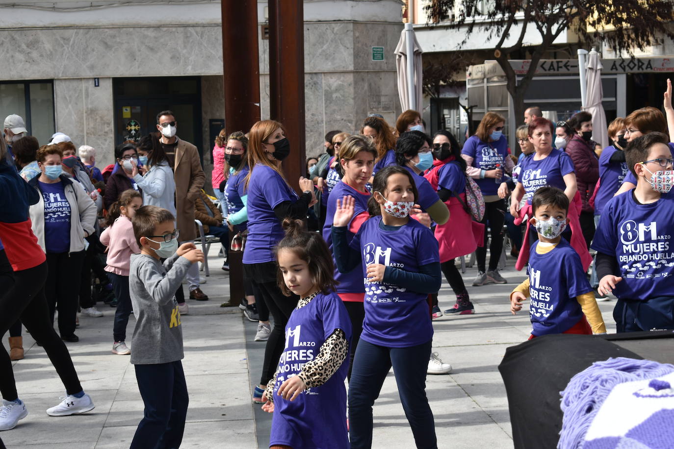 El pasado sábado 5 de marzo Miajadas acogió con antelación su tradicional marcha por el Día Internacional de la mujer, 8 M, en la que miajadeños y miajadeñas marcaron juntos el camino por la igualdad entre hombres y mujeres. Tras la marcha participaron en una Master Class de Zumba y entraron en el sorteo de una bicicleta, cuya ganadora fue Beatriz Barquilla. 