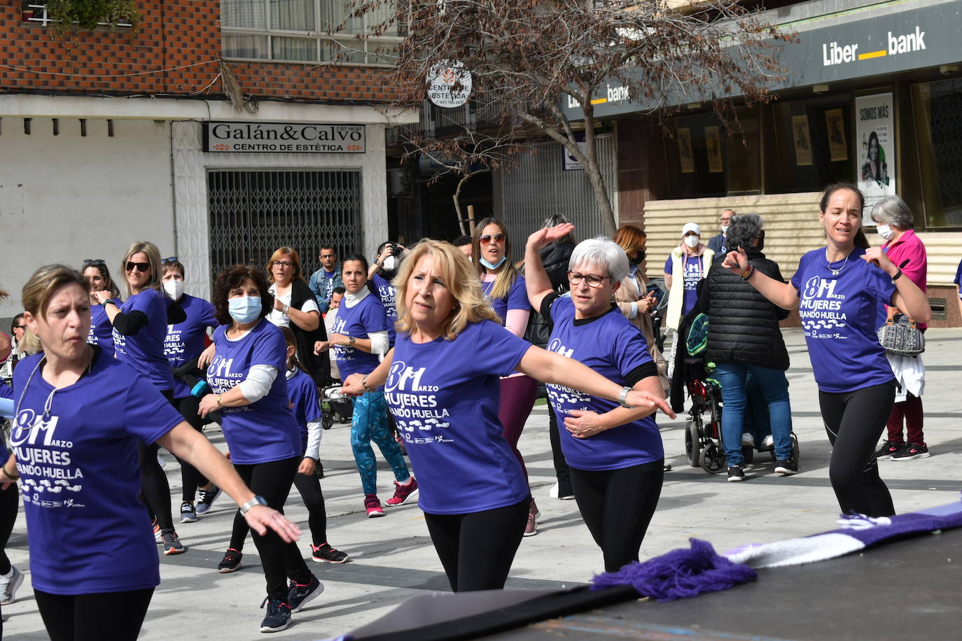 El pasado sábado 5 de marzo Miajadas acogió con antelación su tradicional marcha por el Día Internacional de la mujer, 8 M, en la que miajadeños y miajadeñas marcaron juntos el camino por la igualdad entre hombres y mujeres. Tras la marcha participaron en una Master Class de Zumba y entraron en el sorteo de una bicicleta, cuya ganadora fue Beatriz Barquilla. 