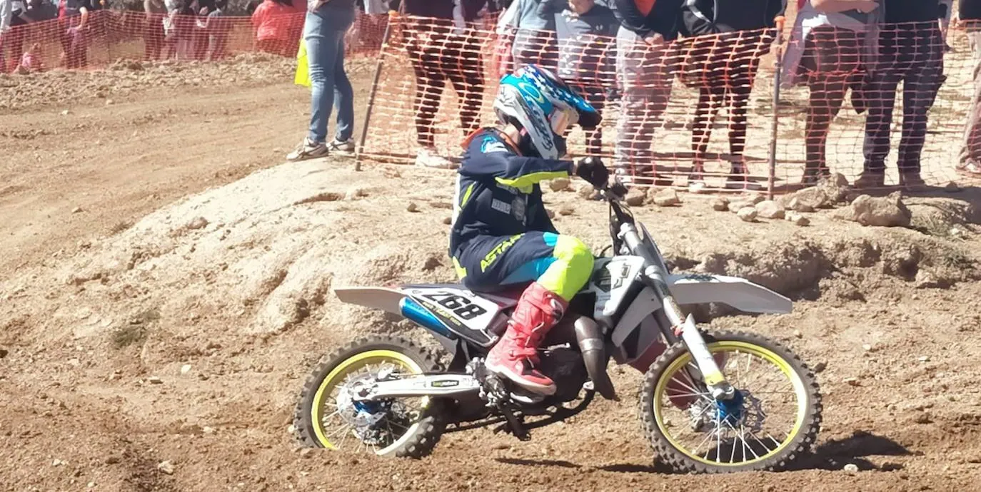 Samuel Tapia en la prueba de Esparragalejo del Campeonato de Extremadura de Motocross 85cc 