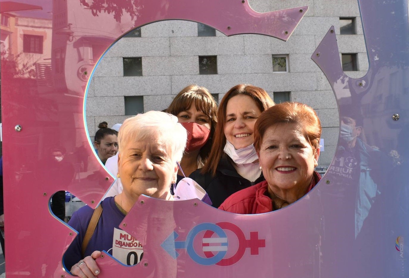 Las participantes de la marcha por la igualdad, realizada el pasado sábado, pudieron hacerse fotos en el photocall de la plaza 
