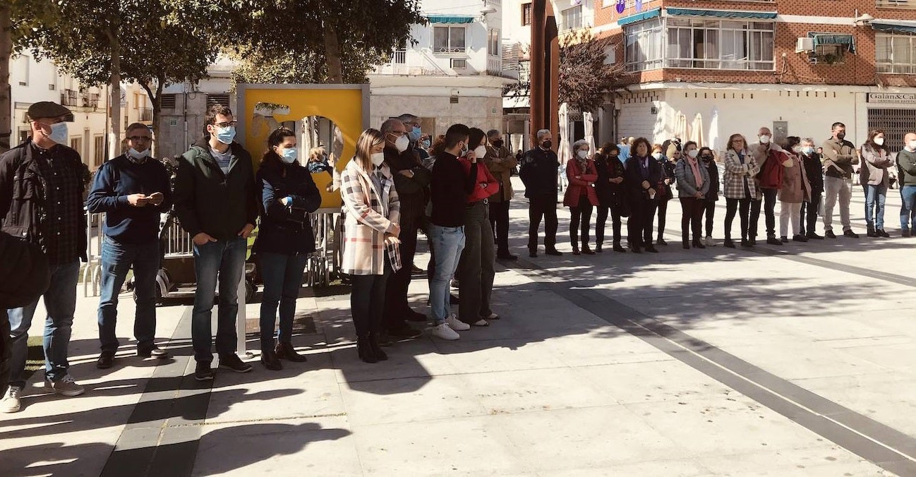 Numerosos miajadeños se concentran a las puertas delayuntamiento como protesta ante la invasión rusa en Ucrania 