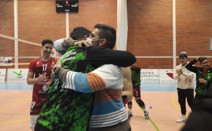 Juan Luis Cabanillas y Eladio Mañoso, presidente del club, se abrazan entre aplausos 