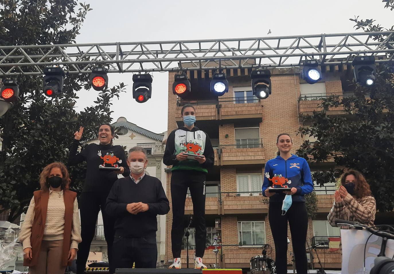 Celia Álvarez, en el centro, campeona de la categoría Sub18 Femenino de la San Silvestre 