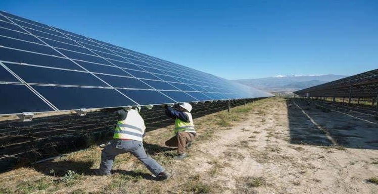 Placas solares en una parcela de Extremadura 