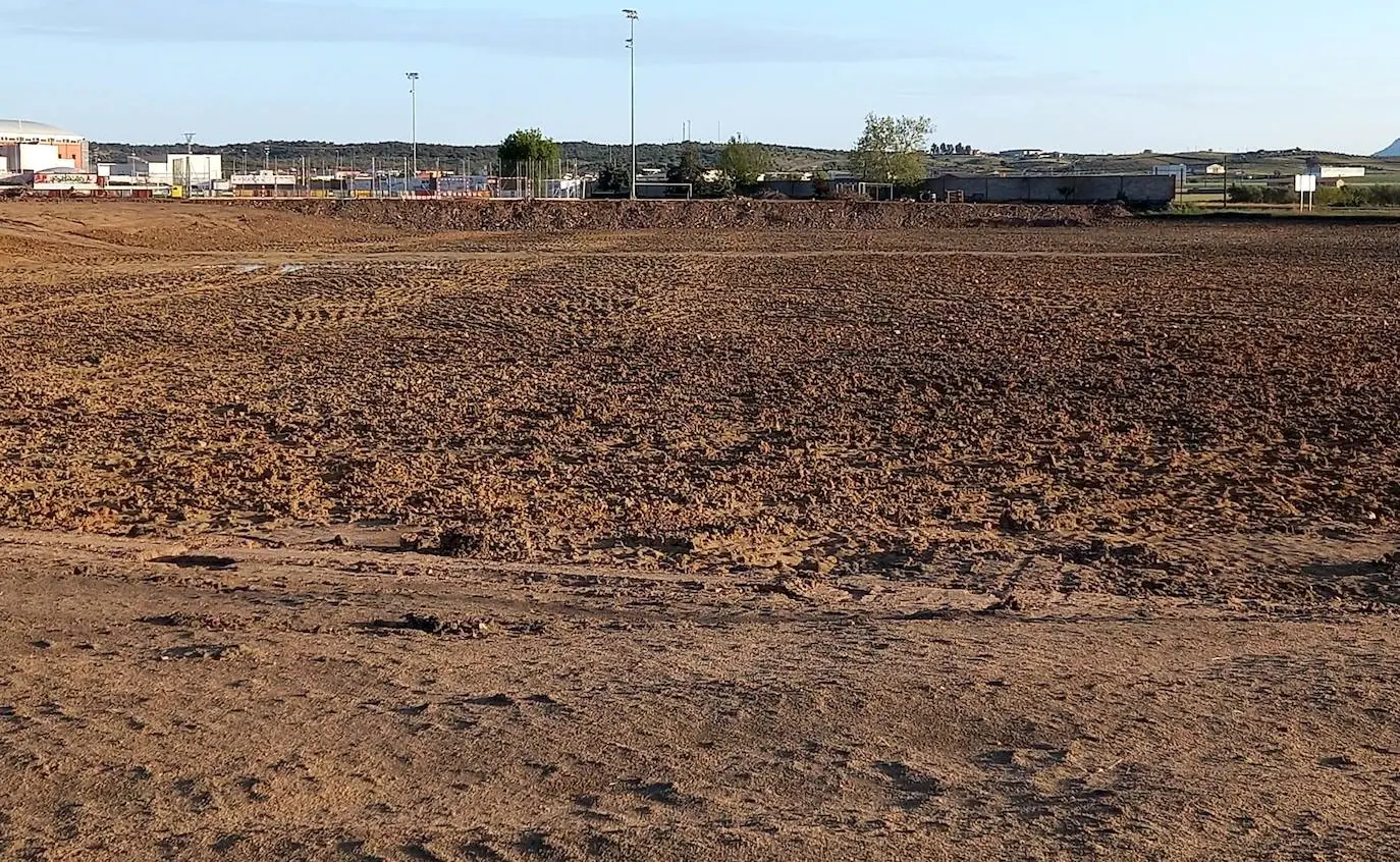 Terreno preparado para el comienzo de la construcción de la pista de atletismo 