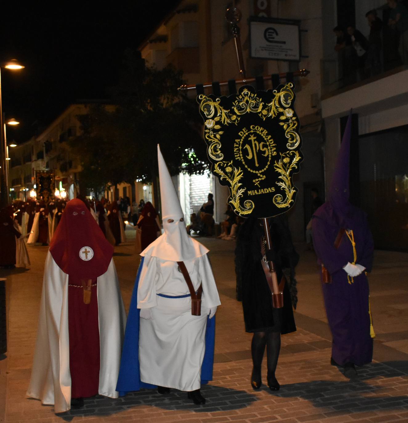 Los miajadeños volvieron a vivir su Semana Santa. Volvieron a llorar la muerte de Jesucristo acompañando al Cristo de la Piedad, la Piedad, el Santo Sepulcro y la Virgen de los Dolores, y volvieron a celebrar su resurrección con el encuentro entre el Cristo Resucitado y la Virgen. Una Semana Santa como hacía dos años no habían podido celebrar y que han vuelto a disfrutar con todos los honores 