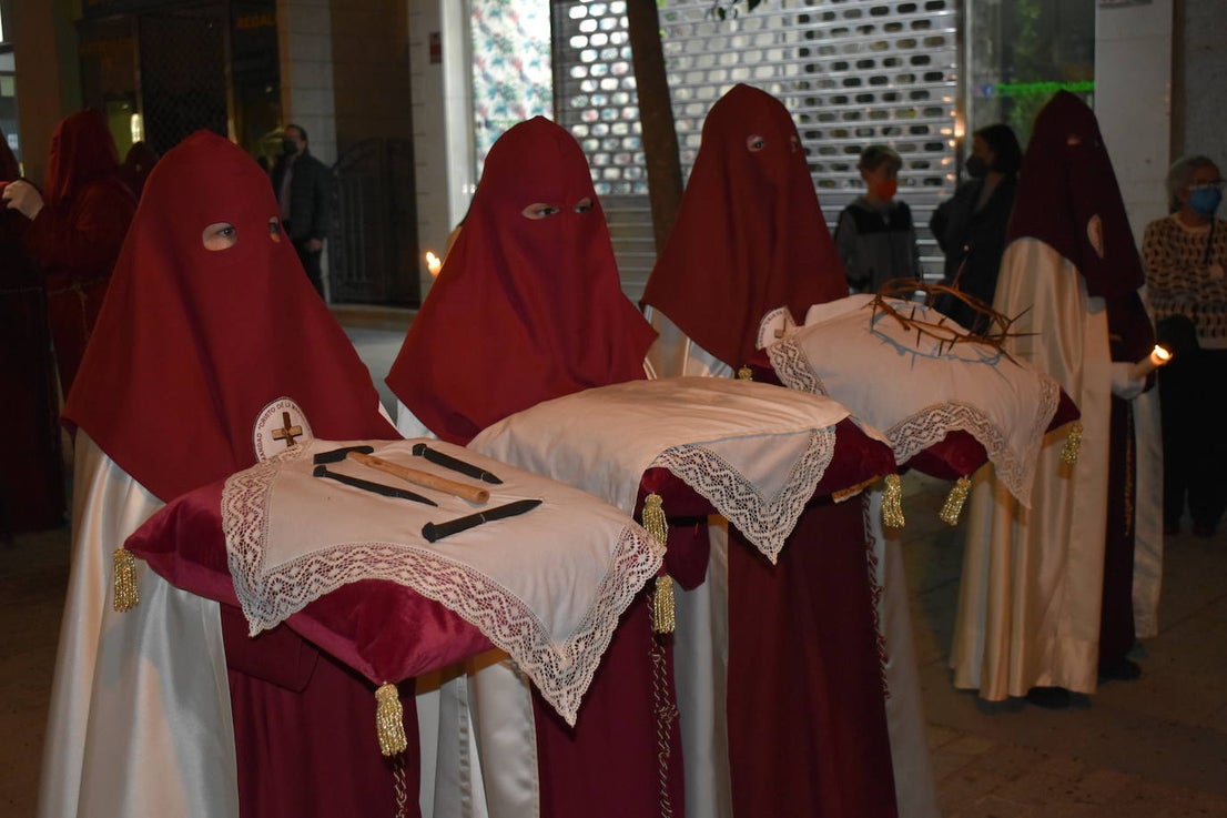 Los miajadeños volvieron a vivir su Semana Santa. Volvieron a llorar la muerte de Jesucristo acompañando al Cristo de la Piedad, la Piedad, el Santo Sepulcro y la Virgen de los Dolores, y volvieron a celebrar su resurrección con el encuentro entre el Cristo Resucitado y la Virgen. Una Semana Santa como hacía dos años no habían podido celebrar y que han vuelto a disfrutar con todos los honores 
