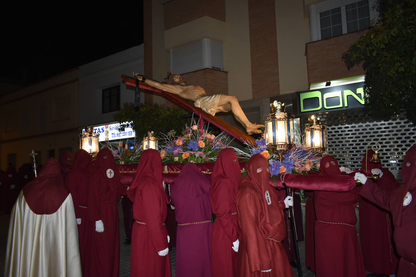 Los miajadeños volvieron a vivir su Semana Santa. Volvieron a llorar la muerte de Jesucristo acompañando al Cristo de la Piedad, la Piedad, el Santo Sepulcro y la Virgen de los Dolores, y volvieron a celebrar su resurrección con el encuentro entre el Cristo Resucitado y la Virgen. Una Semana Santa como hacía dos años no habían podido celebrar y que han vuelto a disfrutar con todos los honores 