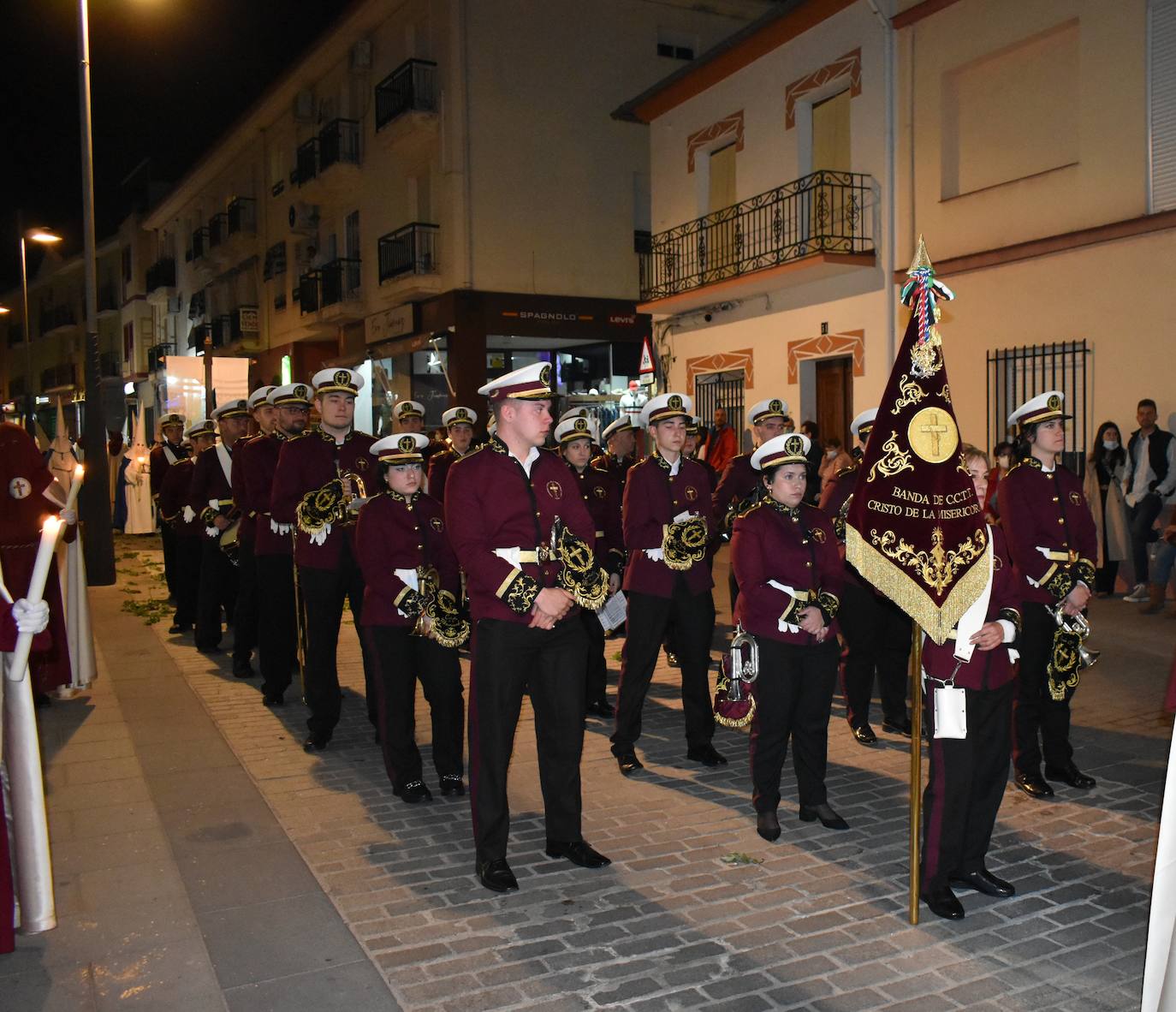 Los miajadeños volvieron a vivir su Semana Santa. Volvieron a llorar la muerte de Jesucristo acompañando al Cristo de la Piedad, la Piedad, el Santo Sepulcro y la Virgen de los Dolores, y volvieron a celebrar su resurrección con el encuentro entre el Cristo Resucitado y la Virgen. Una Semana Santa como hacía dos años no habían podido celebrar y que han vuelto a disfrutar con todos los honores 