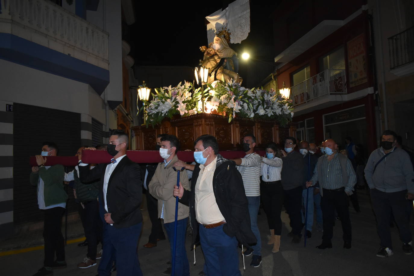 Los miajadeños volvieron a vivir su Semana Santa. Volvieron a llorar la muerte de Jesucristo acompañando al Cristo de la Piedad, la Piedad, el Santo Sepulcro y la Virgen de los Dolores, y volvieron a celebrar su resurrección con el encuentro entre el Cristo Resucitado y la Virgen. Una Semana Santa como hacía dos años no habían podido celebrar y que han vuelto a disfrutar con todos los honores 