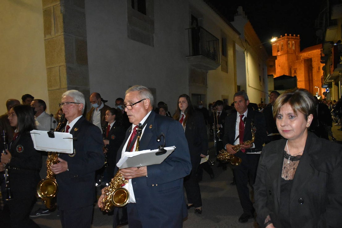Los miajadeños volvieron a vivir su Semana Santa. Volvieron a llorar la muerte de Jesucristo acompañando al Cristo de la Piedad, la Piedad, el Santo Sepulcro y la Virgen de los Dolores, y volvieron a celebrar su resurrección con el encuentro entre el Cristo Resucitado y la Virgen. Una Semana Santa como hacía dos años no habían podido celebrar y que han vuelto a disfrutar con todos los honores 
