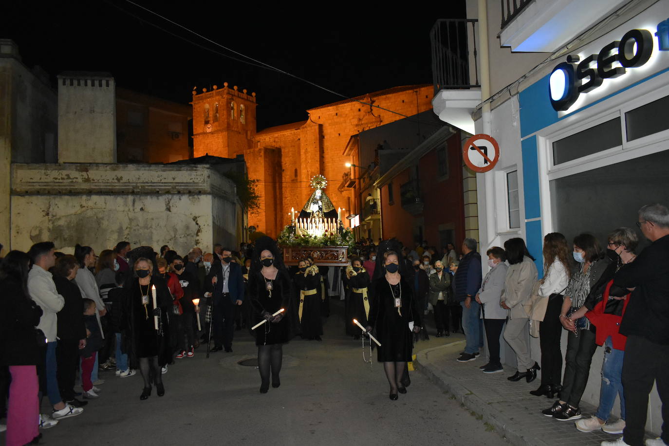 Los miajadeños volvieron a vivir su Semana Santa. Volvieron a llorar la muerte de Jesucristo acompañando al Cristo de la Piedad, la Piedad, el Santo Sepulcro y la Virgen de los Dolores, y volvieron a celebrar su resurrección con el encuentro entre el Cristo Resucitado y la Virgen. Una Semana Santa como hacía dos años no habían podido celebrar y que han vuelto a disfrutar con todos los honores 
