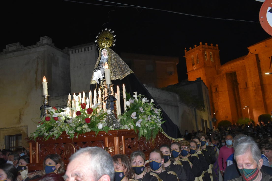 Los miajadeños volvieron a vivir su Semana Santa. Volvieron a llorar la muerte de Jesucristo acompañando al Cristo de la Piedad, la Piedad, el Santo Sepulcro y la Virgen de los Dolores, y volvieron a celebrar su resurrección con el encuentro entre el Cristo Resucitado y la Virgen. Una Semana Santa como hacía dos años no habían podido celebrar y que han vuelto a disfrutar con todos los honores 
