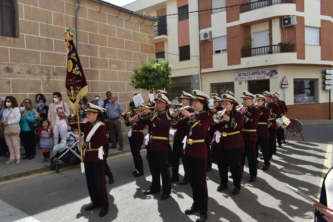 Los miajadeños volvieron a vivir su Semana Santa. Volvieron a llorar la muerte de Jesucristo acompañando al Cristo de la Piedad, la Piedad, el Santo Sepulcro y la Virgen de los Dolores, y volvieron a celebrar su resurrección con el encuentro entre el Cristo Resucitado y la Virgen. Una Semana Santa como hacía dos años no habían podido celebrar y que han vuelto a disfrutar con todos los honores 