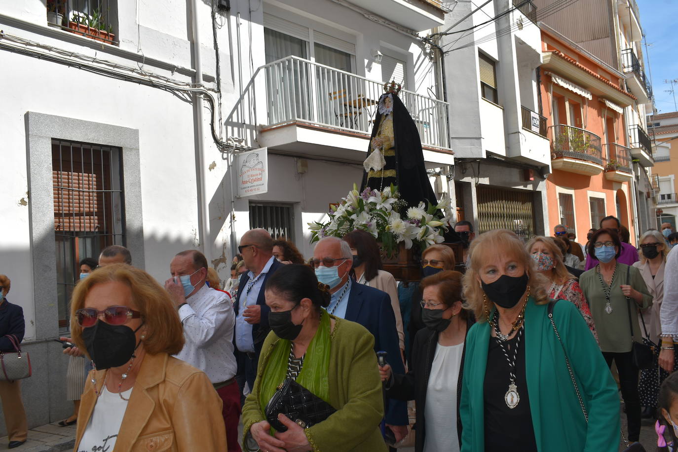Los miajadeños volvieron a vivir su Semana Santa. Volvieron a llorar la muerte de Jesucristo acompañando al Cristo de la Piedad, la Piedad, el Santo Sepulcro y la Virgen de los Dolores, y volvieron a celebrar su resurrección con el encuentro entre el Cristo Resucitado y la Virgen. Una Semana Santa como hacía dos años no habían podido celebrar y que han vuelto a disfrutar con todos los honores 