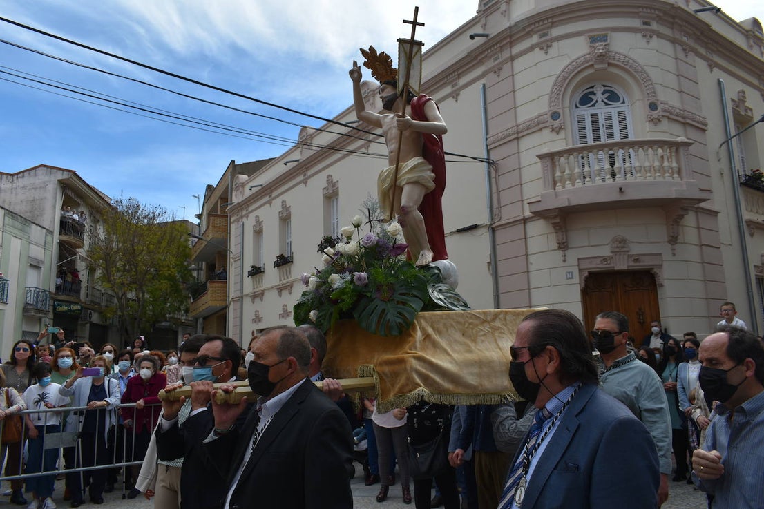Los miajadeños volvieron a vivir su Semana Santa. Volvieron a llorar la muerte de Jesucristo acompañando al Cristo de la Piedad, la Piedad, el Santo Sepulcro y la Virgen de los Dolores, y volvieron a celebrar su resurrección con el encuentro entre el Cristo Resucitado y la Virgen. Una Semana Santa como hacía dos años no habían podido celebrar y que han vuelto a disfrutar con todos los honores 