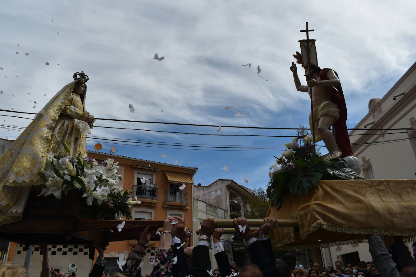 Los miajadeños volvieron a vivir su Semana Santa. Volvieron a llorar la muerte de Jesucristo acompañando al Cristo de la Piedad, la Piedad, el Santo Sepulcro y la Virgen de los Dolores, y volvieron a celebrar su resurrección con el encuentro entre el Cristo Resucitado y la Virgen. Una Semana Santa como hacía dos años no habían podido celebrar y que han vuelto a disfrutar con todos los honores 