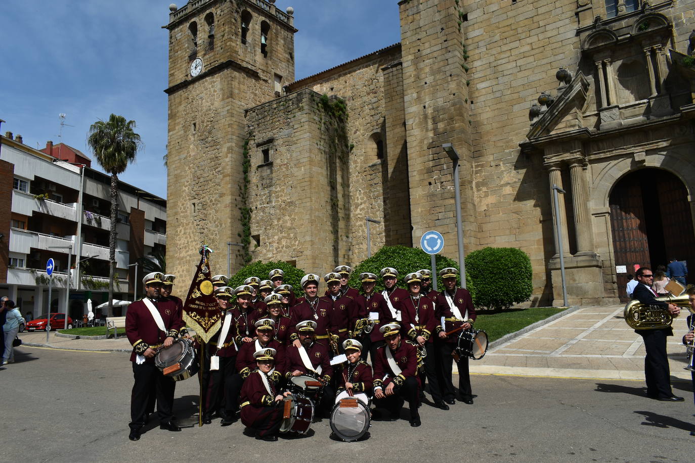 Los miajadeños volvieron a vivir su Semana Santa. Volvieron a llorar la muerte de Jesucristo acompañando al Cristo de la Piedad, la Piedad, el Santo Sepulcro y la Virgen de los Dolores, y volvieron a celebrar su resurrección con el encuentro entre el Cristo Resucitado y la Virgen. Una Semana Santa como hacía dos años no habían podido celebrar y que han vuelto a disfrutar con todos los honores 