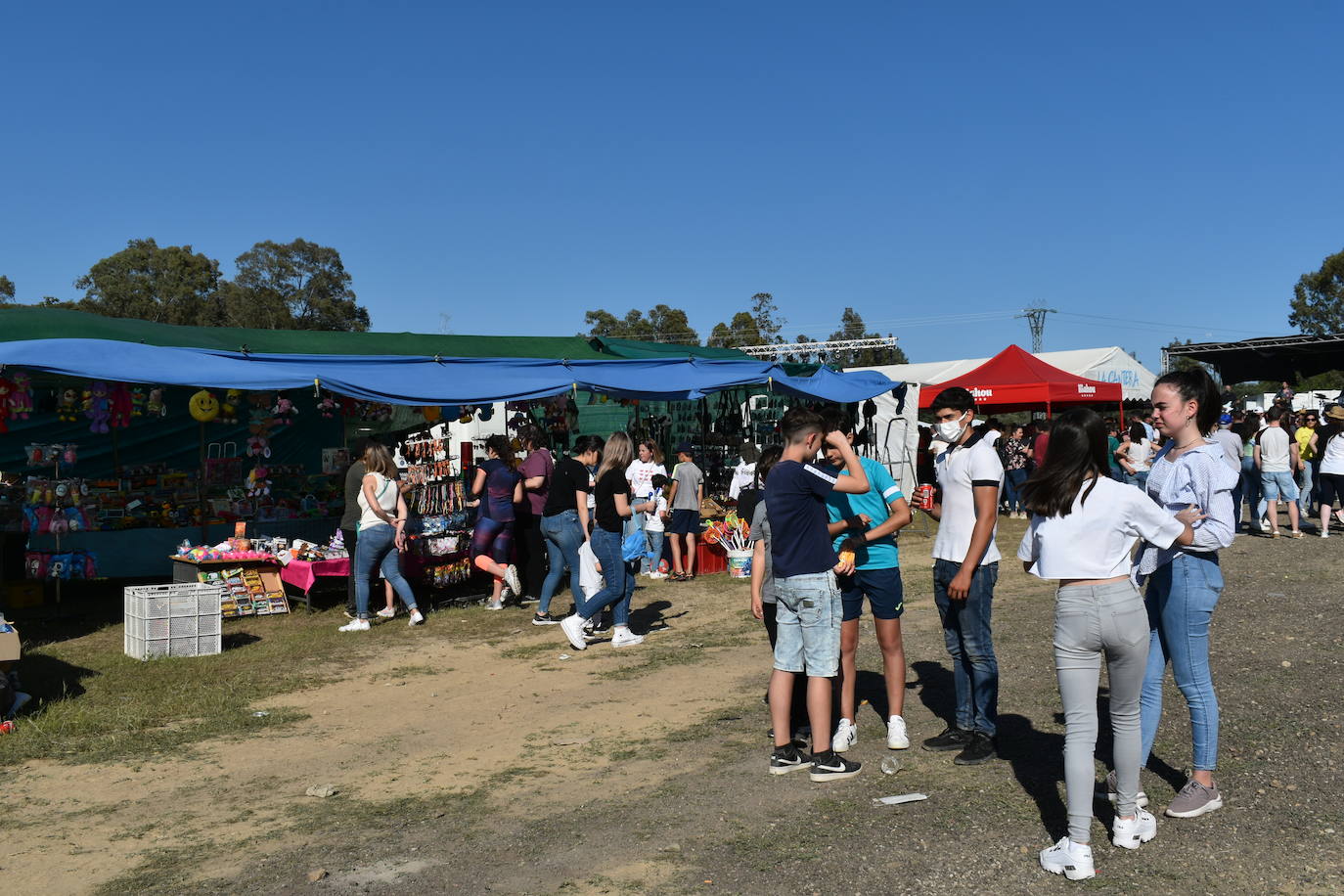 Los miajadeños pusieron la guinda a su Semana Santa con el Lunes de Pascua. Primero disfrutaron de la procesión y la misa en la ermita de El Santo, después llegó la fiesta con los conciertos en la explanada del Santo. 