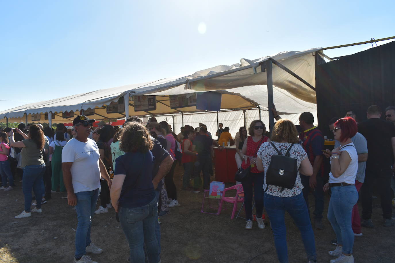 Los miajadeños pusieron la guinda a su Semana Santa con el Lunes de Pascua. Primero disfrutaron de la procesión y la misa en la ermita de El Santo, después llegó la fiesta con los conciertos en la explanada del Santo. 