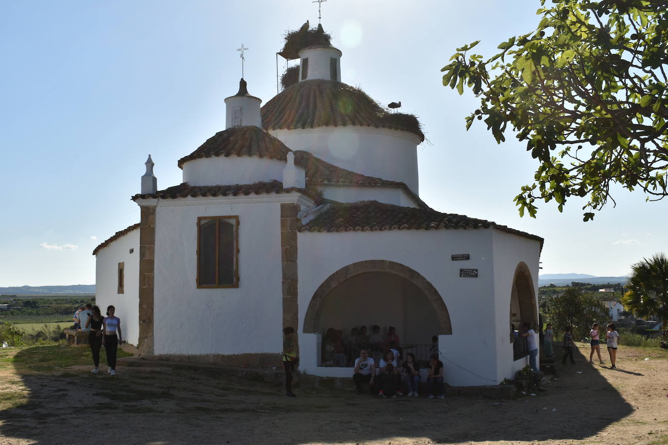 Los miajadeños pusieron la guinda a su Semana Santa con el Lunes de Pascua. Primero disfrutaron de la procesión y la misa en la ermita de El Santo, después llegó la fiesta con los conciertos en la explanada del Santo. 