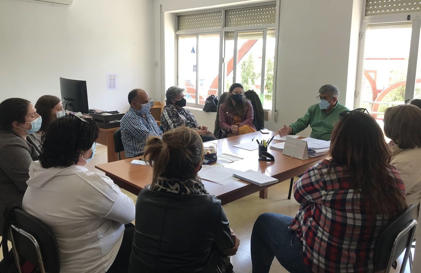 Reunión de los miembros de 'Miajadas Incluye' con el alcalde y la concejala de Servicios Sociales 