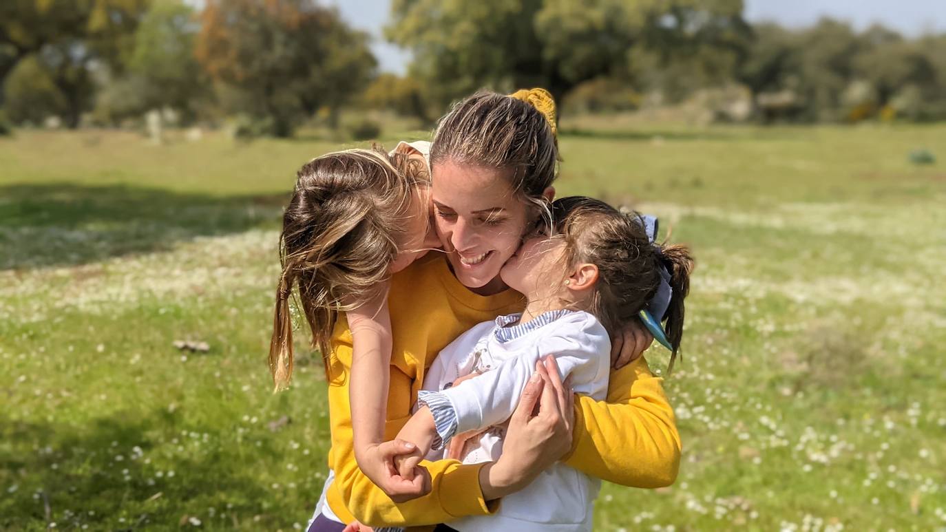 El concurso fotográfico del Día de la madre, organizado por Acomic y el comercio de Miajadas, ha reunido las mejores instantáneas de madres miajadeñas. En ellas los besos, los abrazos, las miradas, y los 'Te quiero' sin necesidad de decirlos, han cobrado el protagonismo que merecen, que ELLAS merecen. 