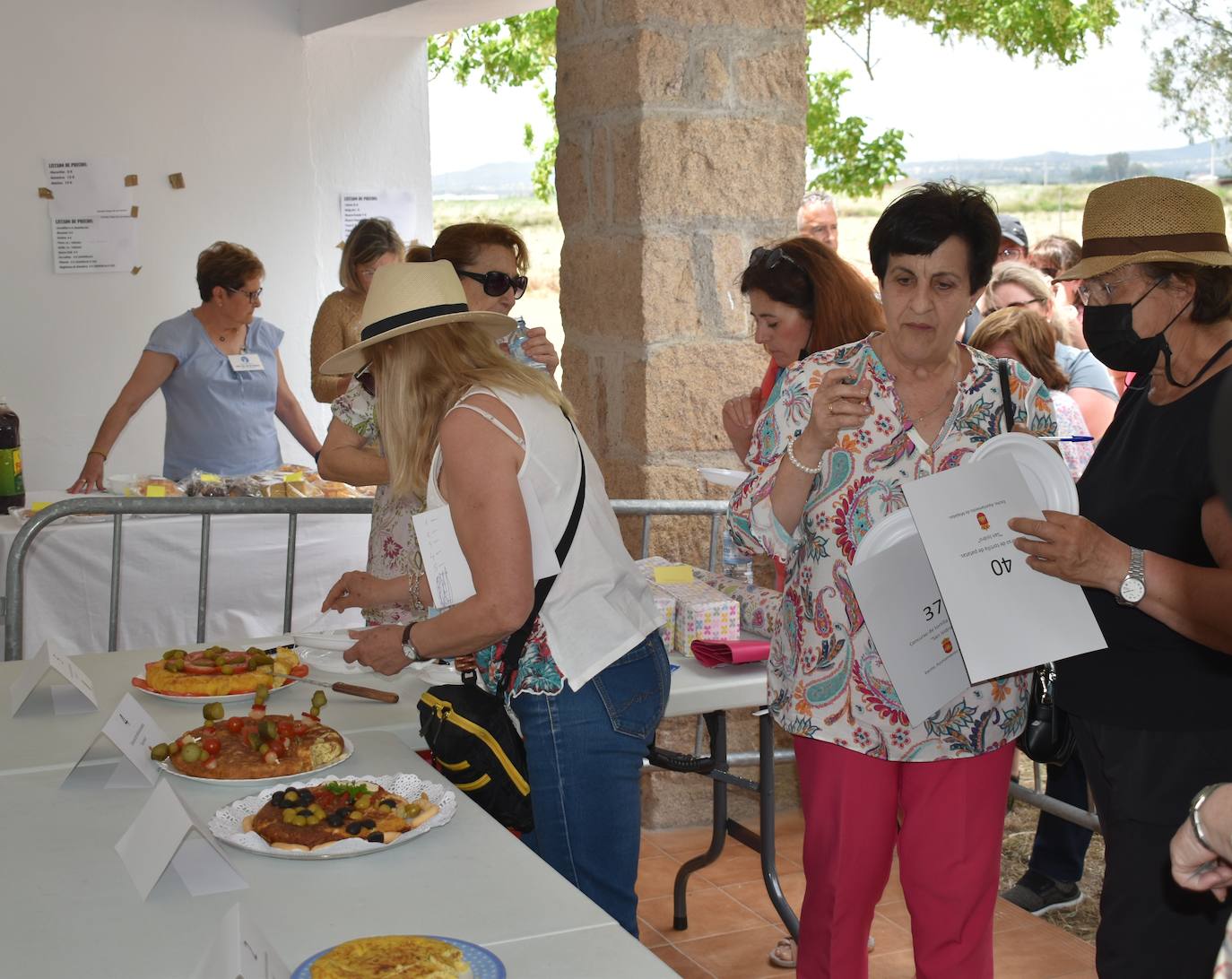 La alegría de la romería de San Isidro volvió a Miajadas este 15 de mayo en todo su esplendor. El Santo estuvo, los miajadeños estuvieron, los caballos estuvieron,... y no faltó de nada. Hubo procesión, misa, peregrinación ecuestre con la asociación miajadeña 'La Garrocha', concurso de tortilla de patatas, y, sobre todo, un día de campo y convivencia entre familia y amigos. El tiempo acompañó, y ya se echaba de menos después de dos años de ausencia. Así lo demostraron todos. 