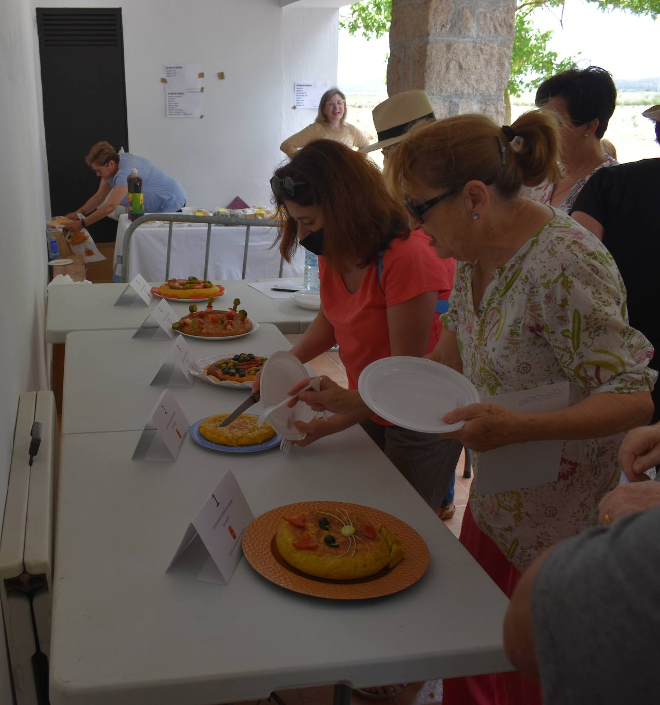 La alegría de la romería de San Isidro volvió a Miajadas este 15 de mayo en todo su esplendor. El Santo estuvo, los miajadeños estuvieron, los caballos estuvieron,... y no faltó de nada. Hubo procesión, misa, peregrinación ecuestre con la asociación miajadeña 'La Garrocha', concurso de tortilla de patatas, y, sobre todo, un día de campo y convivencia entre familia y amigos. El tiempo acompañó, y ya se echaba de menos después de dos años de ausencia. Así lo demostraron todos. 