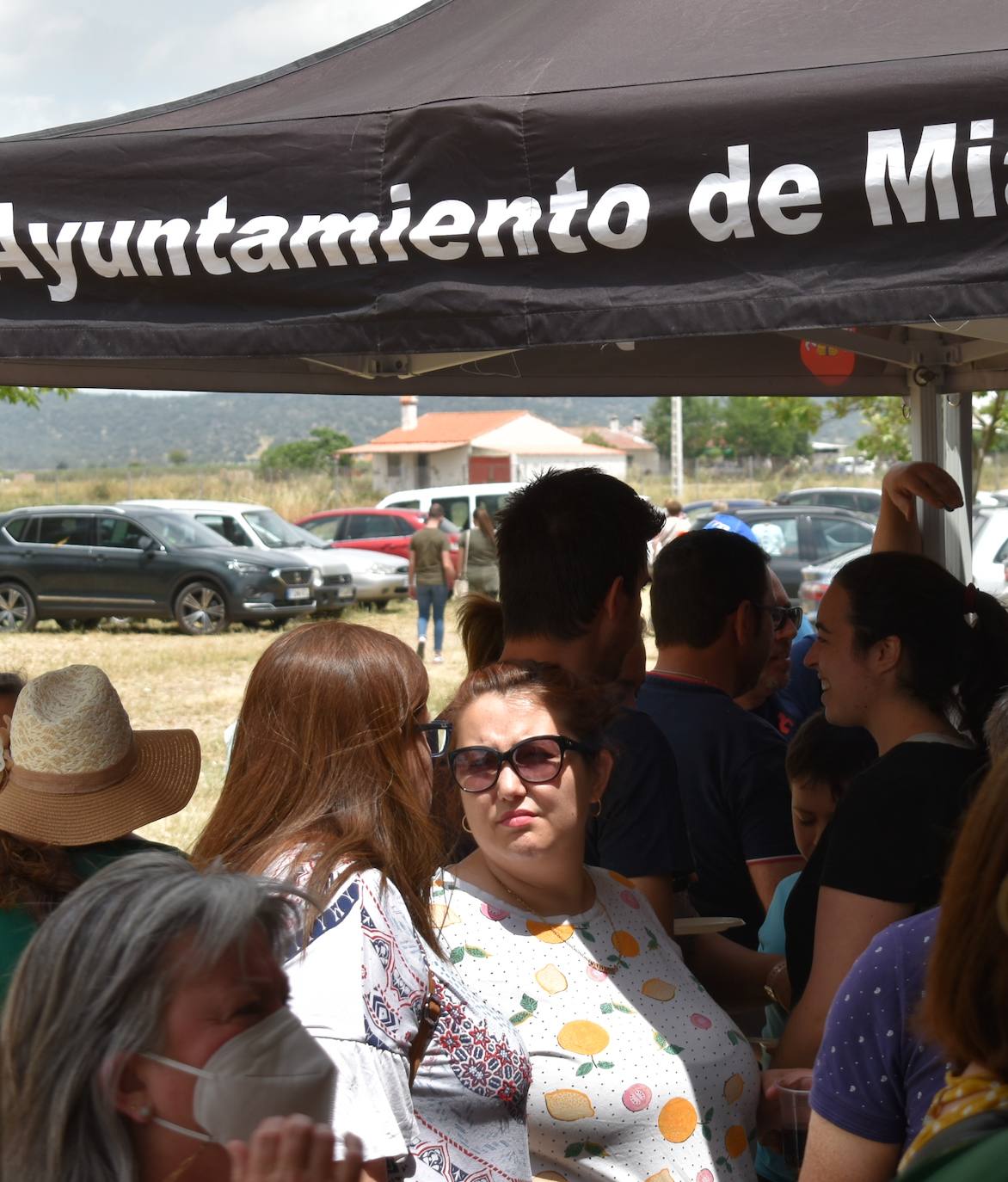 La alegría de la romería de San Isidro volvió a Miajadas este 15 de mayo en todo su esplendor. El Santo estuvo, los miajadeños estuvieron, los caballos estuvieron,... y no faltó de nada. Hubo procesión, misa, peregrinación ecuestre con la asociación miajadeña 'La Garrocha', concurso de tortilla de patatas, y, sobre todo, un día de campo y convivencia entre familia y amigos. El tiempo acompañó, y ya se echaba de menos después de dos años de ausencia. Así lo demostraron todos. 