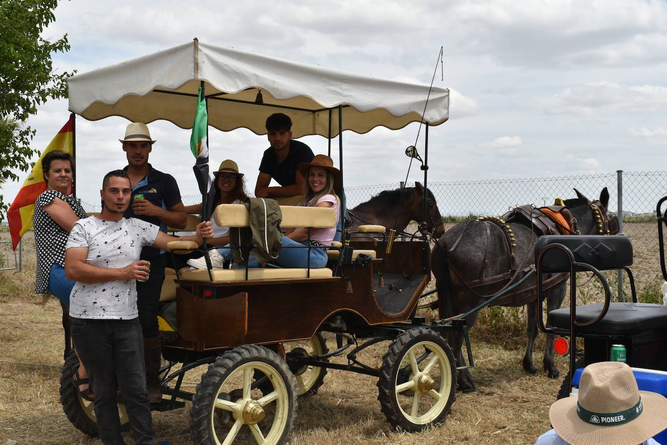 La alegría de la romería de San Isidro volvió a Miajadas este 15 de mayo en todo su esplendor. El Santo estuvo, los miajadeños estuvieron, los caballos estuvieron,... y no faltó de nada. Hubo procesión, misa, peregrinación ecuestre con la asociación miajadeña 'La Garrocha', concurso de tortilla de patatas, y, sobre todo, un día de campo y convivencia entre familia y amigos. El tiempo acompañó, y ya se echaba de menos después de dos años de ausencia. Así lo demostraron todos. 