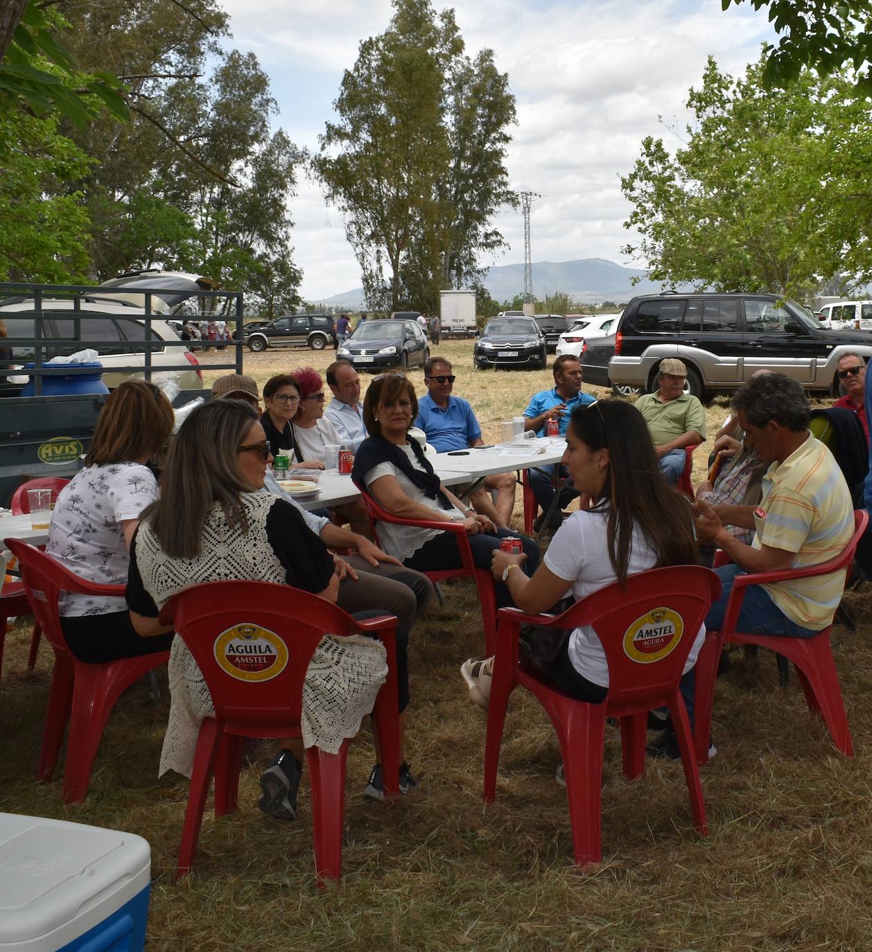 La alegría de la romería de San Isidro volvió a Miajadas este 15 de mayo en todo su esplendor. El Santo estuvo, los miajadeños estuvieron, los caballos estuvieron,... y no faltó de nada. Hubo procesión, misa, peregrinación ecuestre con la asociación miajadeña 'La Garrocha', concurso de tortilla de patatas, y, sobre todo, un día de campo y convivencia entre familia y amigos. El tiempo acompañó, y ya se echaba de menos después de dos años de ausencia. Así lo demostraron todos. 