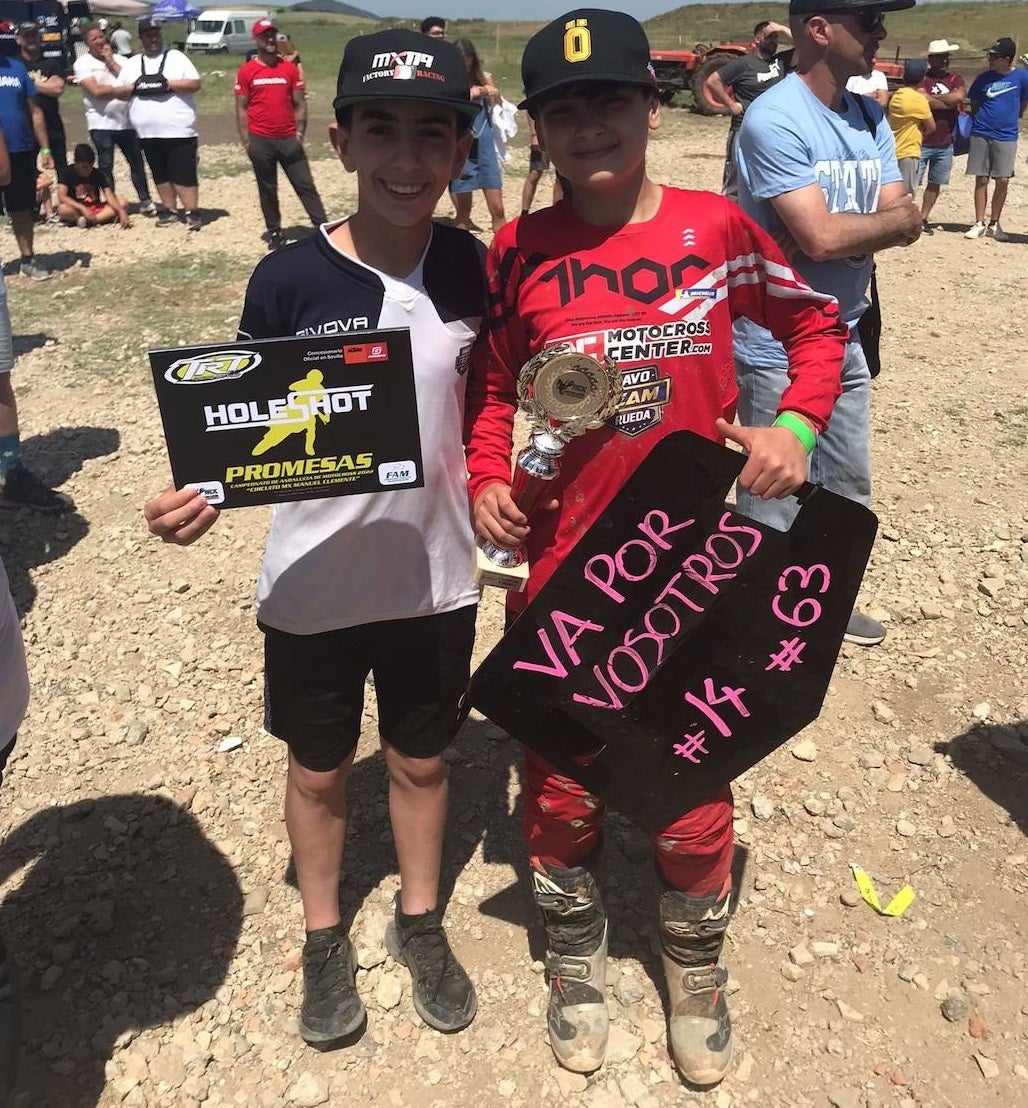 Samuel Tapia (izq) posa con la placa de Holeshot junto a su compañero de carrera 