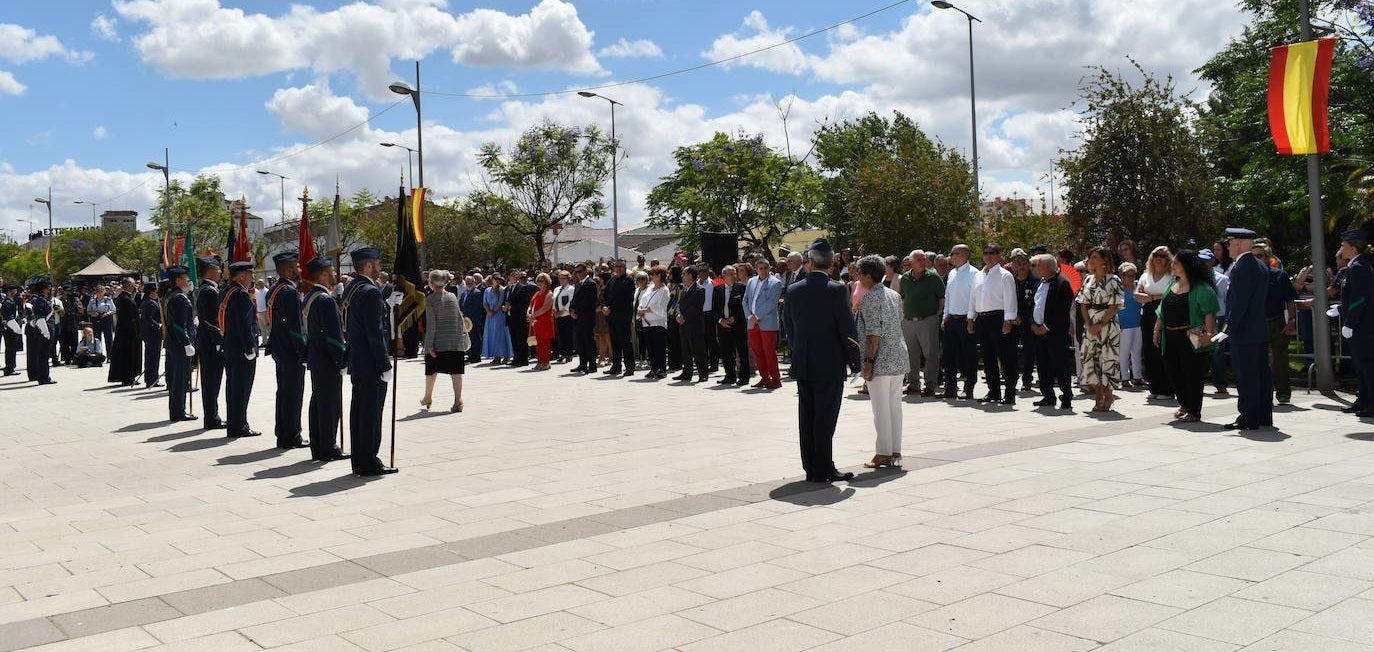 Los jurandos pasan uno por uno a besar o hacer reverencia a la bandera de España