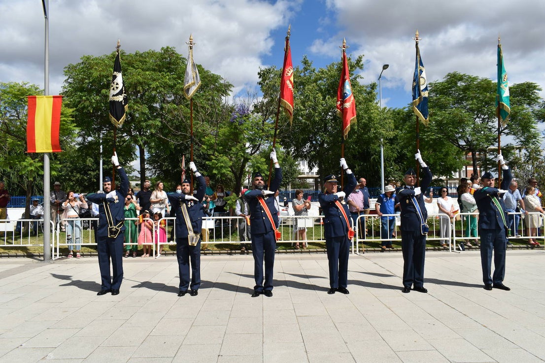 Más de cien ciudadanos juraron bandera en Miajadas, prometiendo por su conciencia y honor guardar guardar la Constitución como norma fundamental del Estado, con lealtad al rey y, si fuera preciso, entregar su vida en defensa de España. Un acto en el que estuvieron acompañados por los militares de la Base Aérea de Talavera la Real y Ala-23, acercando y fortaleciendo lazos entre las Fuerzas Armadas y la población de a pie. 