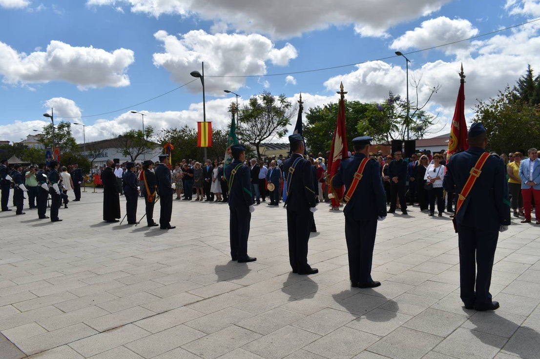 Más de cien ciudadanos juraron bandera en Miajadas, prometiendo por su conciencia y honor guardar guardar la Constitución como norma fundamental del Estado, con lealtad al rey y, si fuera preciso, entregar su vida en defensa de España. Un acto en el que estuvieron acompañados por los militares de la Base Aérea de Talavera la Real y Ala-23, acercando y fortaleciendo lazos entre las Fuerzas Armadas y la población de a pie. 