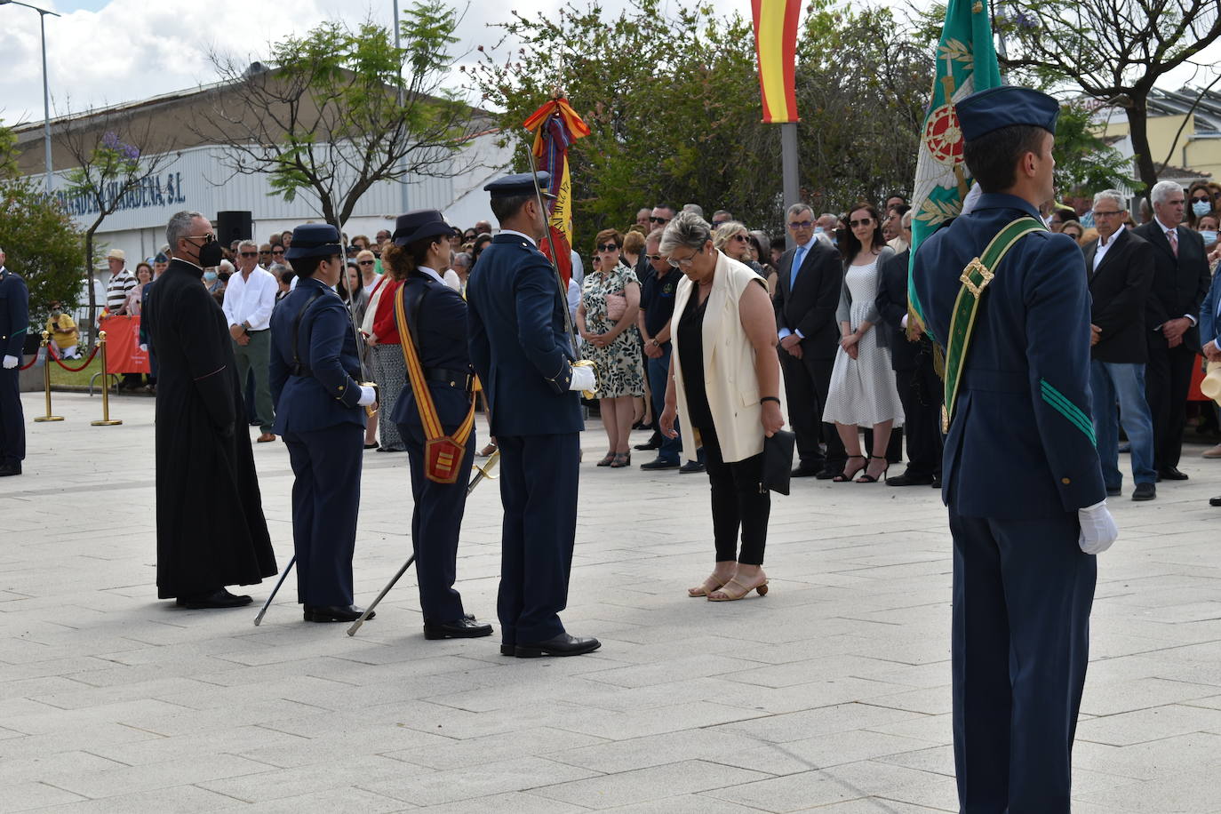 Más de cien ciudadanos juraron bandera en Miajadas, prometiendo por su conciencia y honor guardar guardar la Constitución como norma fundamental del Estado, con lealtad al rey y, si fuera preciso, entregar su vida en defensa de España. Un acto en el que estuvieron acompañados por los militares de la Base Aérea de Talavera la Real y Ala-23, acercando y fortaleciendo lazos entre las Fuerzas Armadas y la población de a pie. 