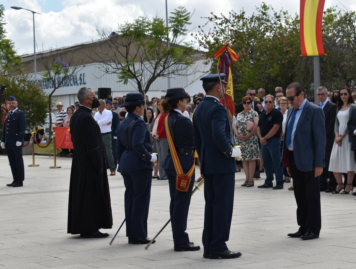 Más de cien ciudadanos juraron bandera en Miajadas, prometiendo por su conciencia y honor guardar guardar la Constitución como norma fundamental del Estado, con lealtad al rey y, si fuera preciso, entregar su vida en defensa de España. Un acto en el que estuvieron acompañados por los militares de la Base Aérea de Talavera la Real y Ala-23, acercando y fortaleciendo lazos entre las Fuerzas Armadas y la población de a pie. 