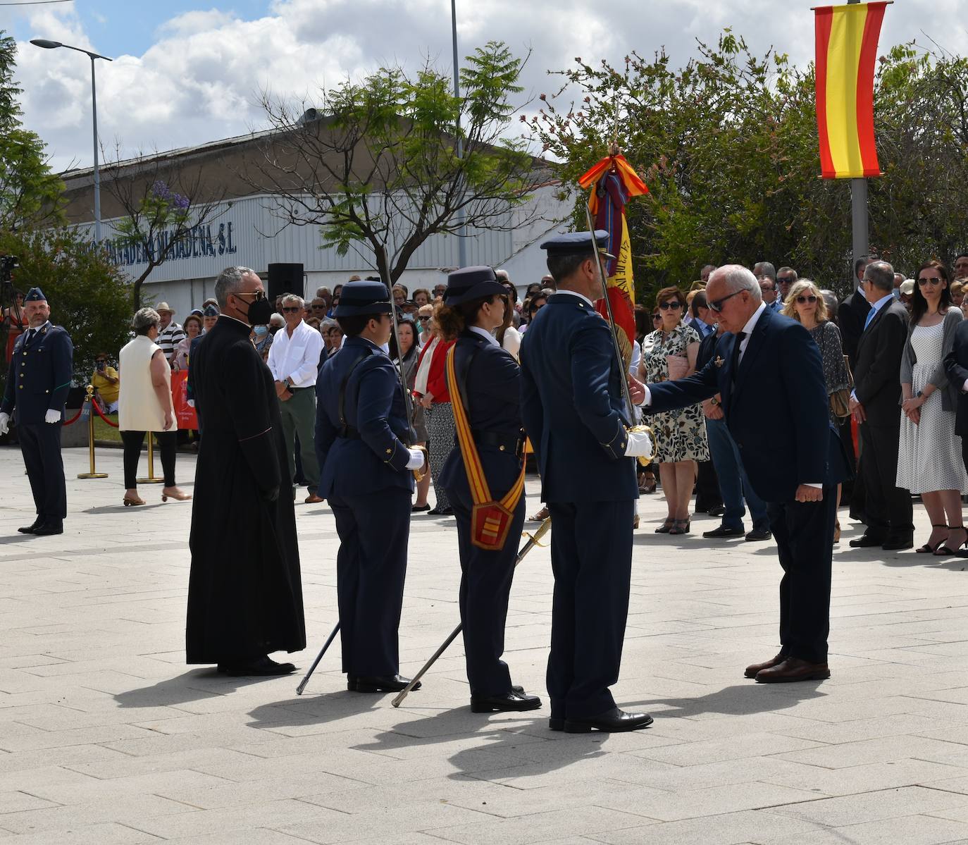 Más de cien ciudadanos juraron bandera en Miajadas, prometiendo por su conciencia y honor guardar guardar la Constitución como norma fundamental del Estado, con lealtad al rey y, si fuera preciso, entregar su vida en defensa de España. Un acto en el que estuvieron acompañados por los militares de la Base Aérea de Talavera la Real y Ala-23, acercando y fortaleciendo lazos entre las Fuerzas Armadas y la población de a pie. 