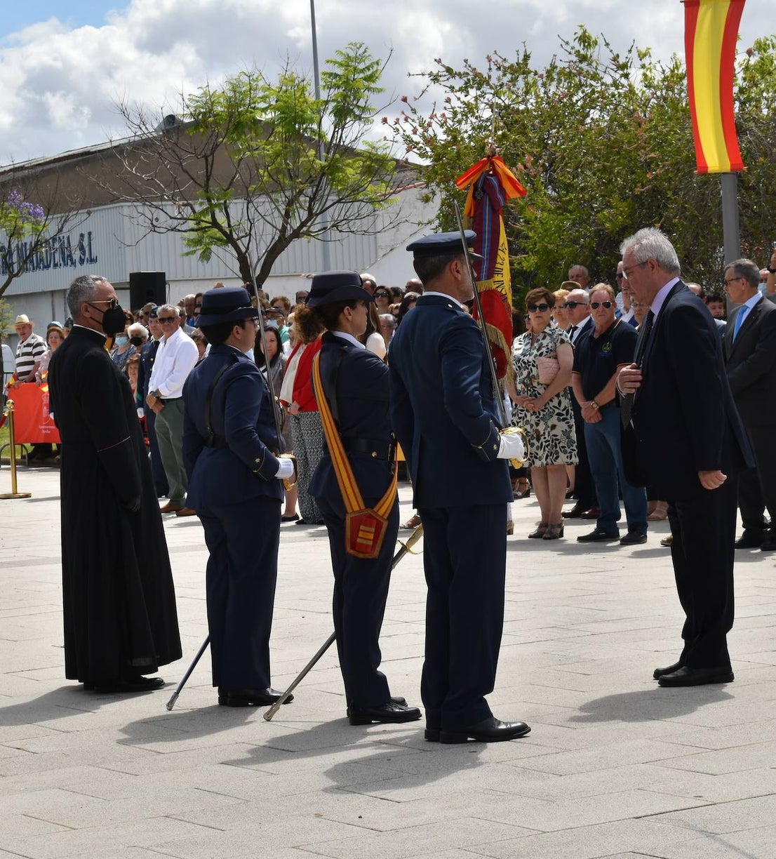 Más de cien ciudadanos juraron bandera en Miajadas, prometiendo por su conciencia y honor guardar guardar la Constitución como norma fundamental del Estado, con lealtad al rey y, si fuera preciso, entregar su vida en defensa de España. Un acto en el que estuvieron acompañados por los militares de la Base Aérea de Talavera la Real y Ala-23, acercando y fortaleciendo lazos entre las Fuerzas Armadas y la población de a pie. 