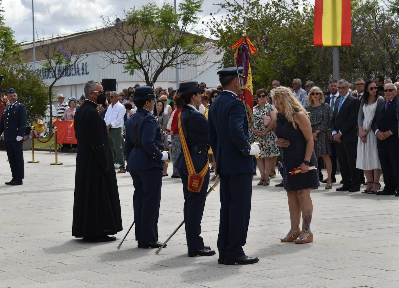 Más de cien ciudadanos juraron bandera en Miajadas, prometiendo por su conciencia y honor guardar guardar la Constitución como norma fundamental del Estado, con lealtad al rey y, si fuera preciso, entregar su vida en defensa de España. Un acto en el que estuvieron acompañados por los militares de la Base Aérea de Talavera la Real y Ala-23, acercando y fortaleciendo lazos entre las Fuerzas Armadas y la población de a pie. 