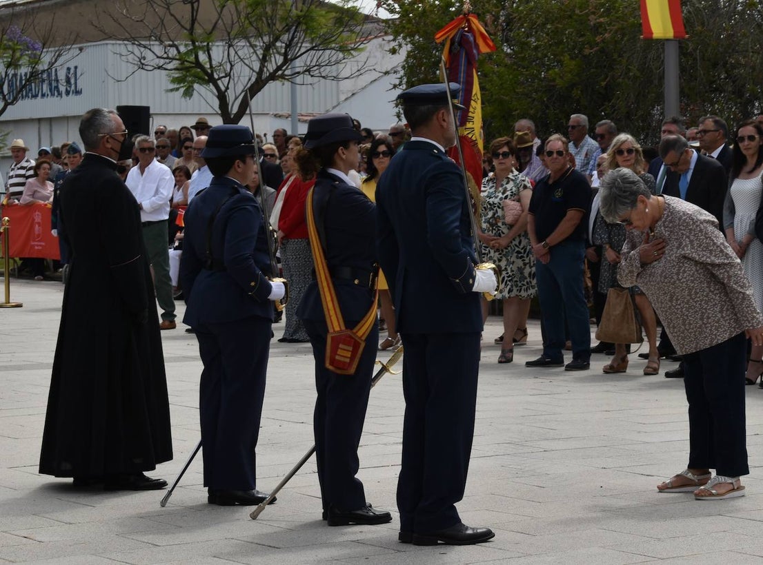Más de cien ciudadanos juraron bandera en Miajadas, prometiendo por su conciencia y honor guardar guardar la Constitución como norma fundamental del Estado, con lealtad al rey y, si fuera preciso, entregar su vida en defensa de España. Un acto en el que estuvieron acompañados por los militares de la Base Aérea de Talavera la Real y Ala-23, acercando y fortaleciendo lazos entre las Fuerzas Armadas y la población de a pie. 