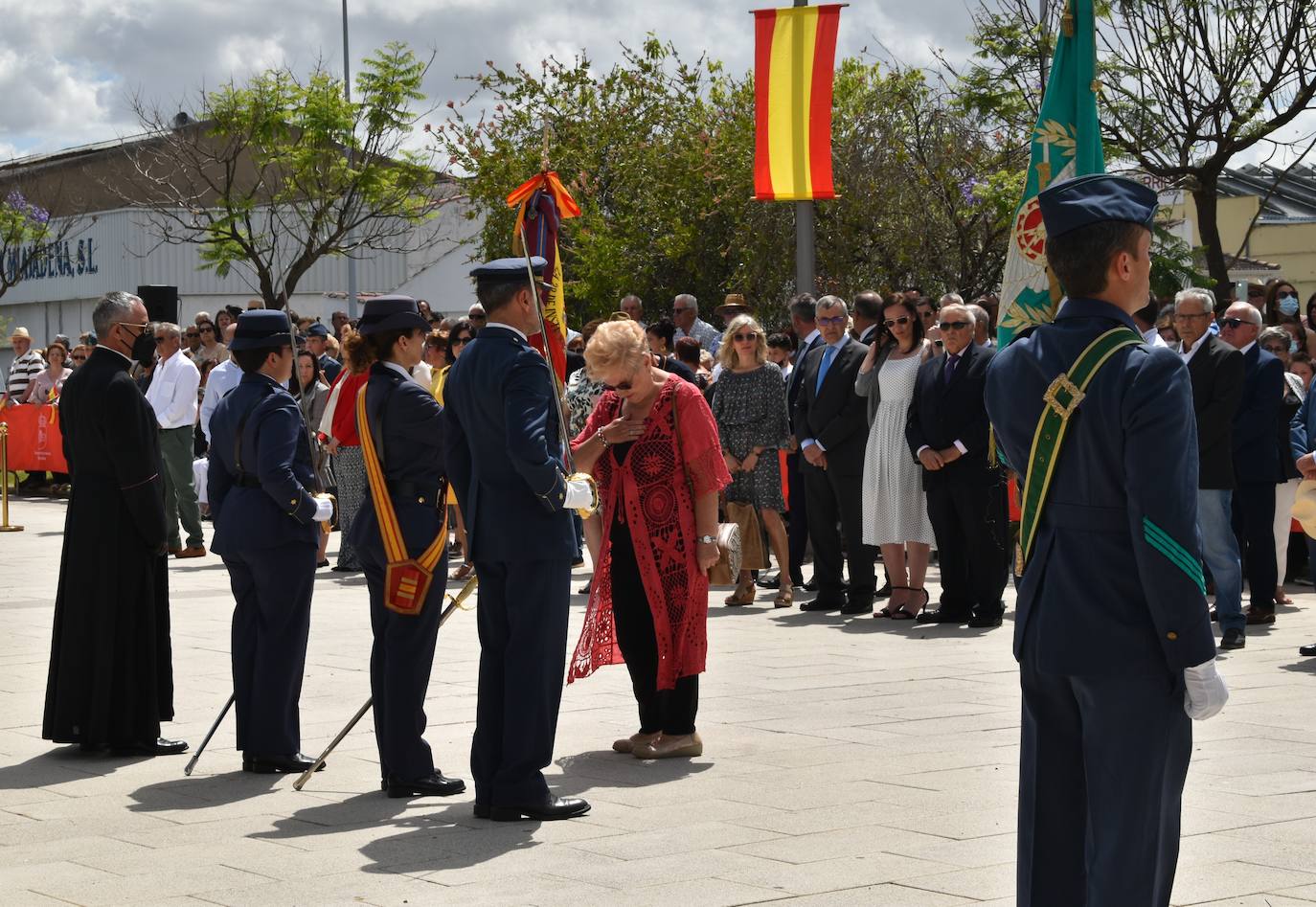 Más de cien ciudadanos juraron bandera en Miajadas, prometiendo por su conciencia y honor guardar guardar la Constitución como norma fundamental del Estado, con lealtad al rey y, si fuera preciso, entregar su vida en defensa de España. Un acto en el que estuvieron acompañados por los militares de la Base Aérea de Talavera la Real y Ala-23, acercando y fortaleciendo lazos entre las Fuerzas Armadas y la población de a pie. 